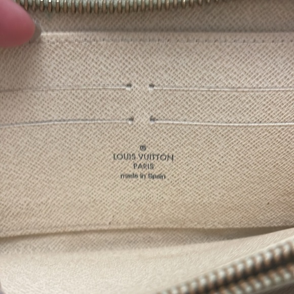 💎AUTHENTIC💎 LV DAMIER AZUR ACCORDION WALLET (NO ZIPPER PULL, COIN STAIN INT) - Picture 7 of 16